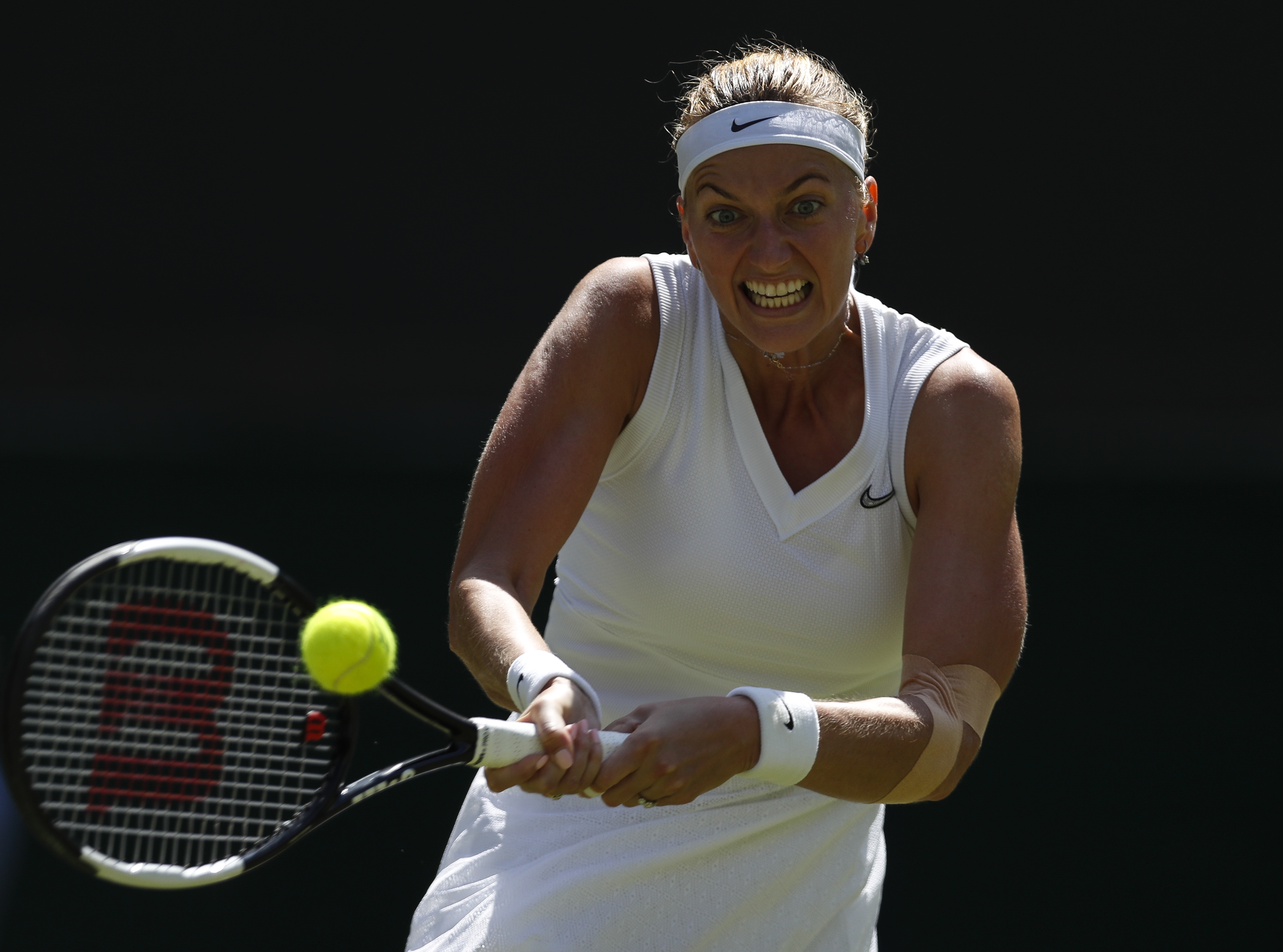 南宫28- 科维托娃在SKT比赛中重返赛场，险胜引发热议！气势如虹延续