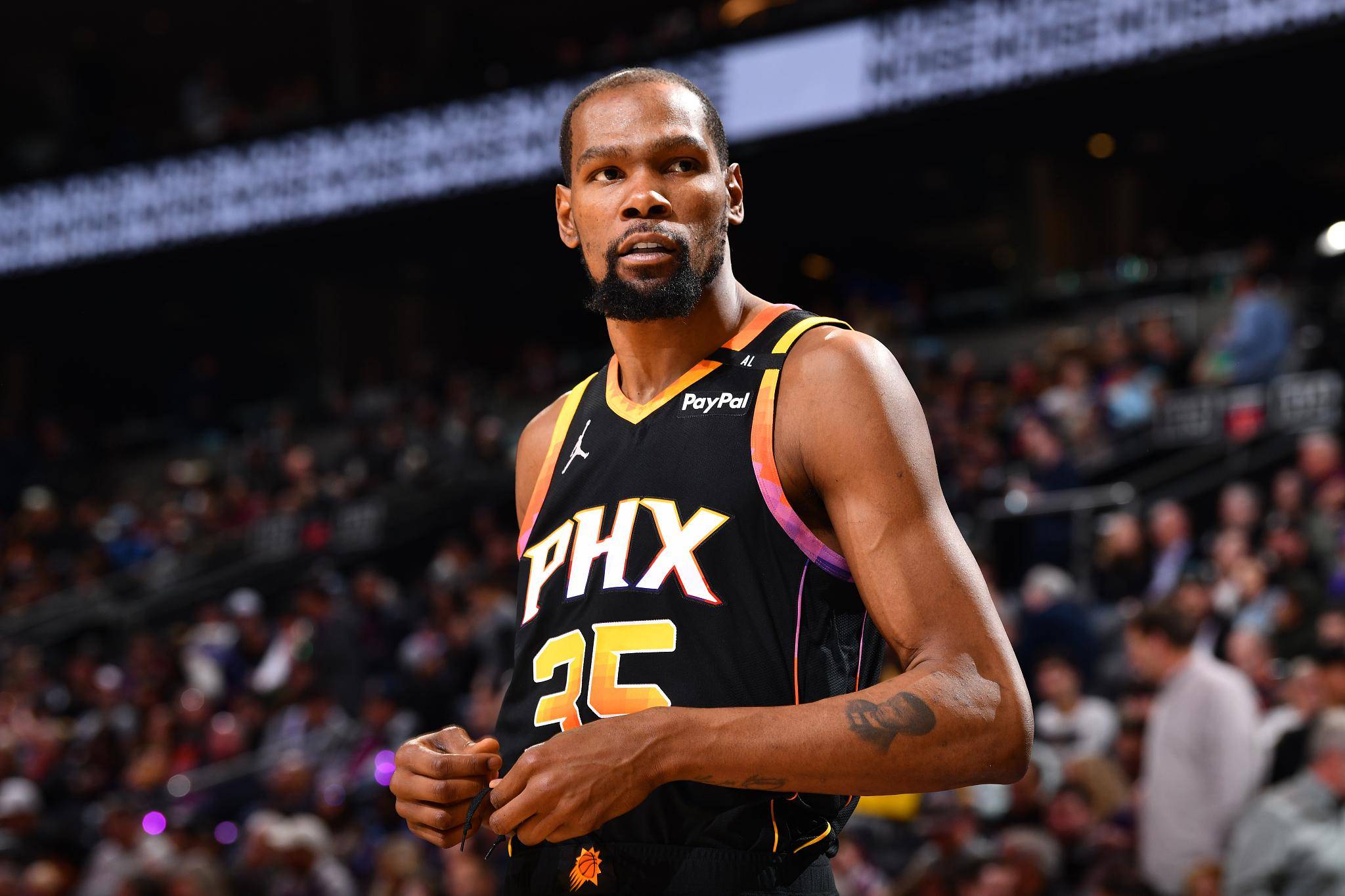 南宫28-皇家马德里不断突破！，杜兰特连续七场比赛得分超过锐不可当赛场气氛高涨(皇家马德里最强大阵容)