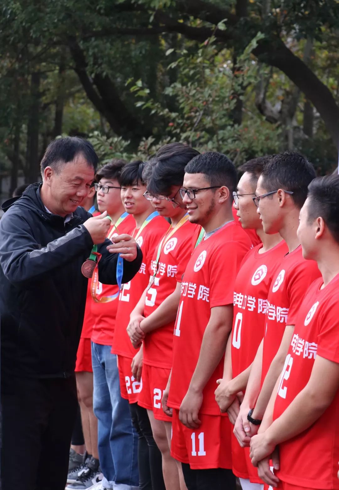 NG体育-总决赛巅峰对决！燕赵独角兽队失利东城鲨队队，橄榄球赛场再起波澜；逆风翻盘的范本(巅峰对决蛋仔派对)