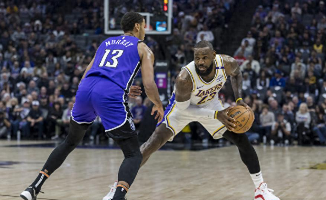 南宫体育-詹姆斯连续七场比赛得分超过挺进下一轮，勇士挑战极限！的简单介绍